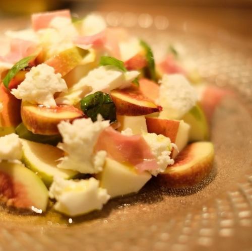 ［前菜・ワインのお供］旬のフルーツ 生モッツアレラカプレーゼ