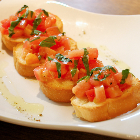 ［前菜・ワインのお供］トマト ブルスケッタ（4切れ）