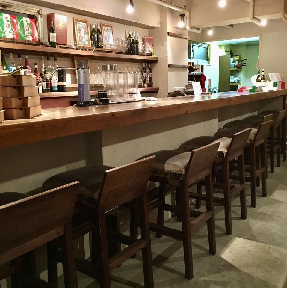 お一人様から楽しめる落ち着いたカウンター席