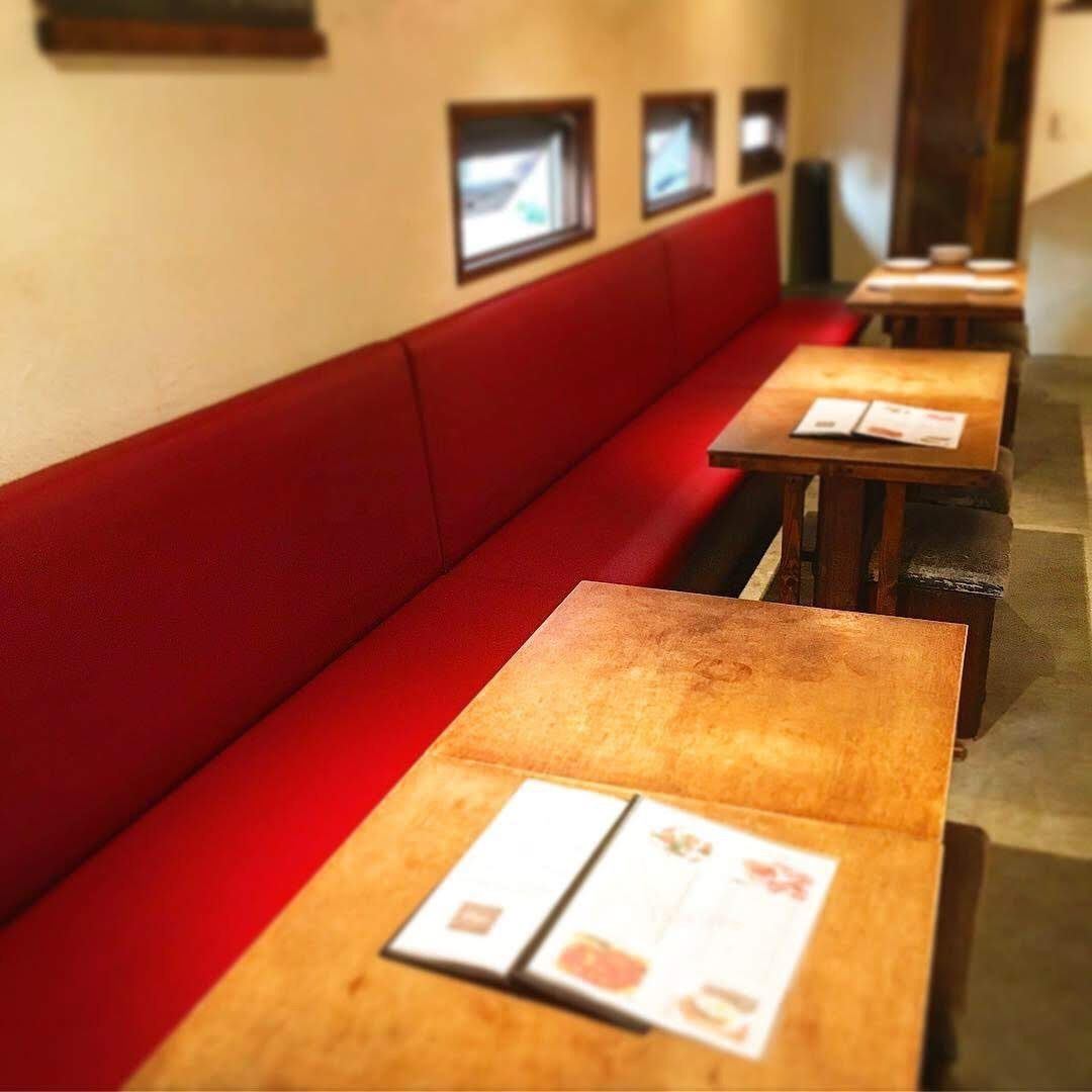 デートや記念日に人気の赤いソファー席