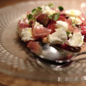 ［前菜・ワインのお供］旬のフルーツ 生モッツアレラのカプレーゼ