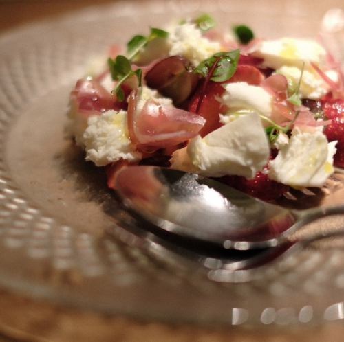 ［前菜・ワインのお供］旬のフルーツ 生モッツアレラのカプレーゼ