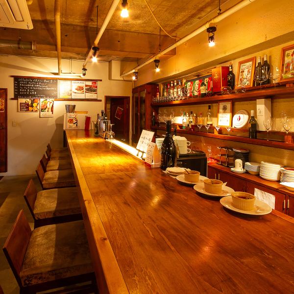 木目調の温かい雰囲気が心地よいカウンター席は、お一人様でのご利用にも最適です◎仕事帰りにサクッとワインを一杯飲みたい時や、ランチで気軽にパスタを楽しみたい時にもぴったり。お一人様でも気兼ねなく上質なイタリアンや創作料理を♪ナチュラルでシックな落ち着いた空間で、ごゆっくりとお楽しみください。