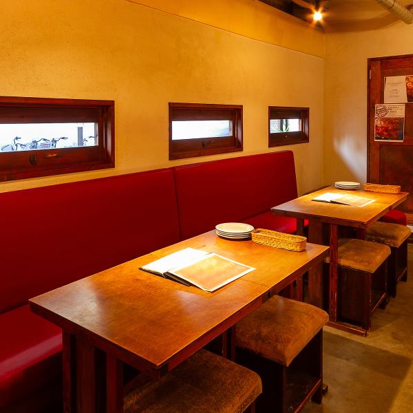 カップルや女子会・少人数でのご利用に最適なテーブル席もご用意しております。壁側はベンチシートのソファー席となっており、ゆったりと寛ぎながらお食事を楽しめます◎どこかほっとする落ち着いた空間で、気の合う仲間との会話と本格イタリアンを心ゆくまでお楽しみいただけます♪