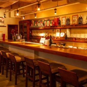 木目調の温かみあふれるカウンターはふらっと立ち寄りたくなる心地よさ。お仕事帰りにワインを一杯だけ…そんな気分の夜にもぴったりです。ランチでパスタを気軽に楽しむお一人様利用も大歓迎。上質なイタリアンや創作料理を、気兼ねなく自分のペースで。ナチュラルでシックな落ち着いた空間で、ゆったりとしたひとときを♪