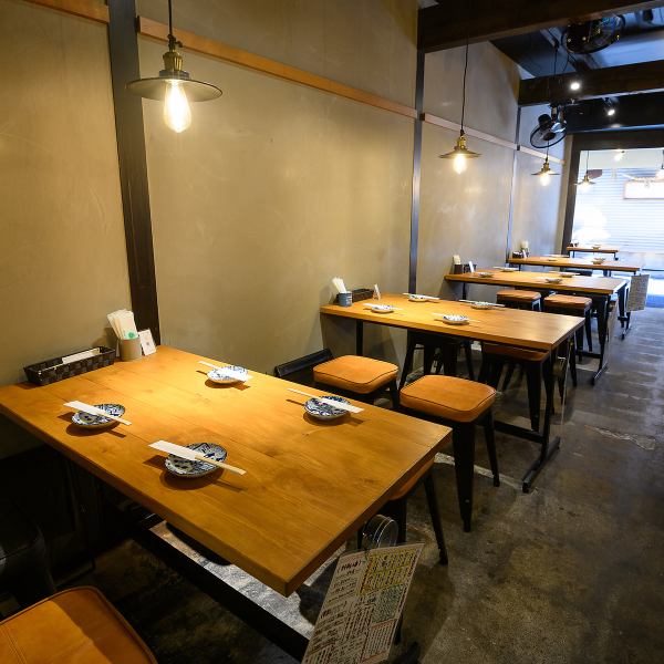 【テーブル席】4名掛けのテーブルを5卓と2名掛けのお席を8卓と6名掛けのテーブルを1卓ご用意しております。和気あいあいとした雰囲気がとても素敵で、リラックスしてお食事をお楽しみ頂けます◎