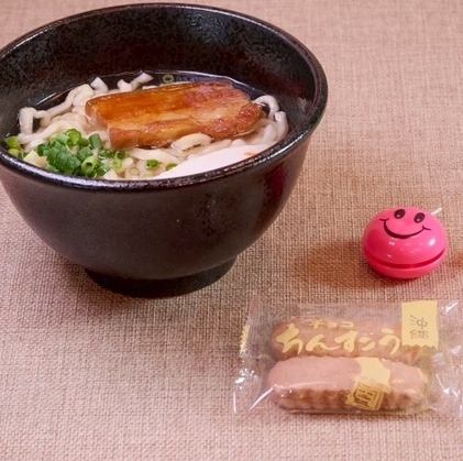 ファミリー利用大歓迎!!お子様セットやお子様ドリンクもご用意してます♪大人気の沖縄そばと、ちんすこう、おもちゃ付きのセットが大人気です!お座敷のお席でごゆっくりお過ごしください!