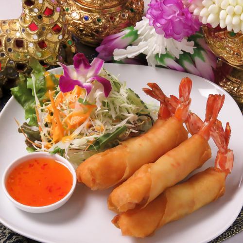 [A whole shrimp wrapped in spring roll skin and deep-fried] Popiagung 864 yen (tax included)