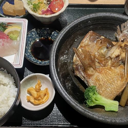 特製タレを使った荒炊きは人気のメニューです。