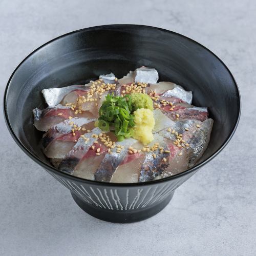 さばきたて新鮮！ 活あじ丼