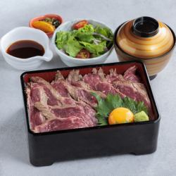 店内仕込みのステーキ重