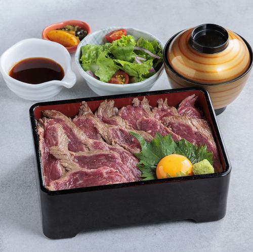 店内仕込みのステーキ重