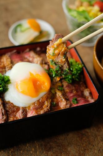 極上ステーキ重(ミニサラダ、味噌汁、お新香付)