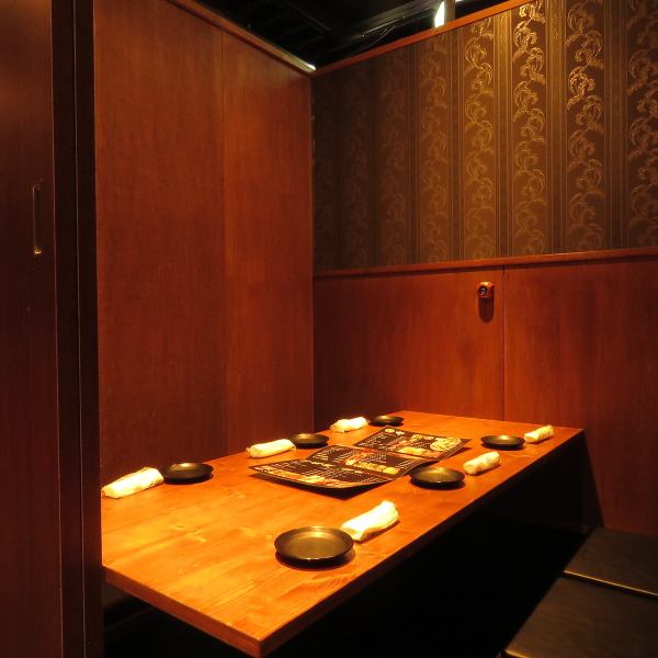 冈山站对面的日式居酒屋Miyabi配备了私人餐桌，给人以愉悦的感觉。