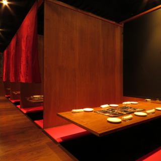 The seats in the photo are table seats for up to 6 people.The indirect lighting based on the Japanese style and the calm atmosphere of the warmth of wood are perfect for our specialty cuisine.We offer an all-you-can-eat course that you can choose according to your budget.Please enjoy it.