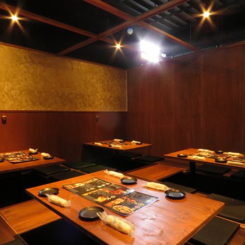 The seats in the photo are private room seats that can accommodate up to 16 people.The indirect lighting based on Japanese style and the calm atmosphere where you can feel the warmth of wood are perfect for our specialty dishes.We have an all-you-can-eat-and-drink course that you can choose according to your budget.Please enjoy it.