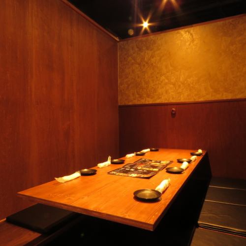 这是冈山站附近的小酒馆，推荐用于生日宴会和女孩聚会等各种宴会。基于日本料理的间接照明和感觉温暖的木材的宁静氛围非常适合我们的特色日本料理。我们有许多无限量畅饮的课程。请尽情享受。