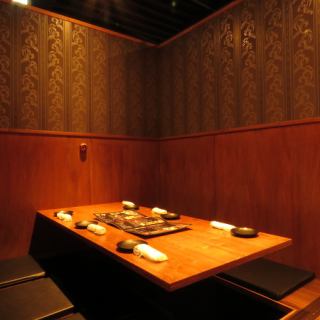 這是一個最多可容納6人的私人房間座位。您可以伸腿放鬆。這是岡山站附近的小酒館，也推薦用於女性聚會和聯歡聚會。基於日本料理的間接照明和讓您感受到木料溫暖的寧靜氛圍非常適合我們的特色日本料理。請慢慢來。