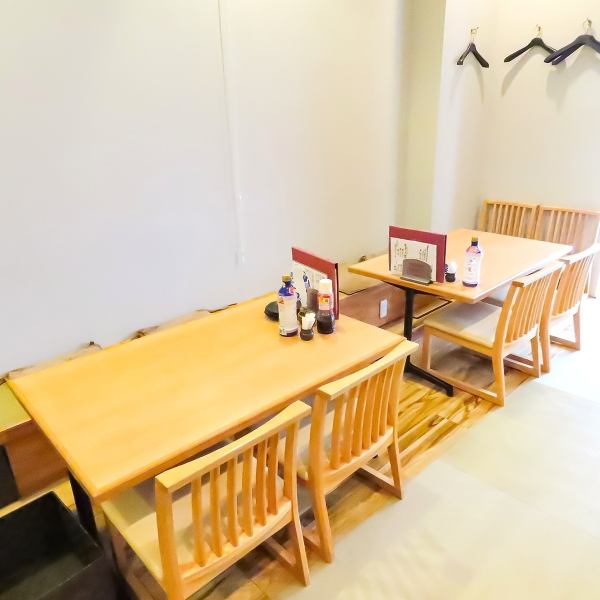 [Perfect for gatherings] A soothing, Japanese-modern space where you can take a break and relax, just like you would at home.Separated by roll curtains, the semi-private room can be used for dining with close friends or for banquets of around 20 people.