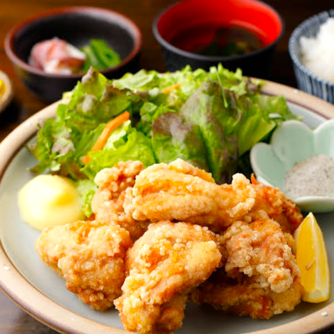 [You won't be able to stop eating! A delicious dish that continues to be loved] Deep-fried chicken set meal 850 yen (tax included)