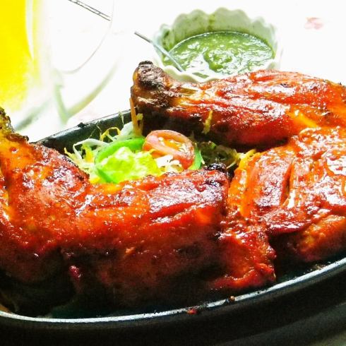 除了咖哩之外，您還可以享用美味的肉類菜餚，例如雞肉和烤肉串。