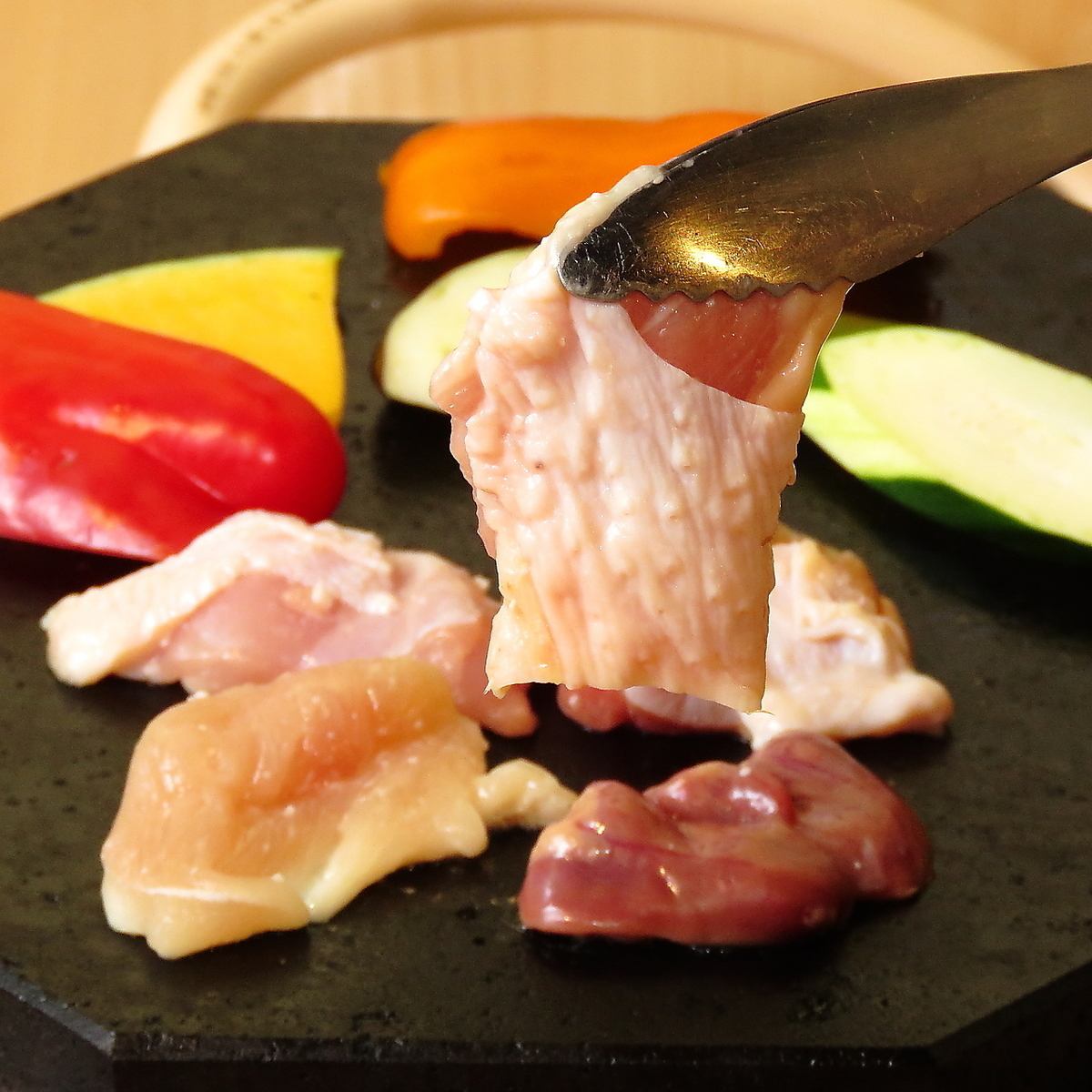用盐曲腌制的肉在樱岛的熔岩上烧烤，肉质鲜美多汁！★