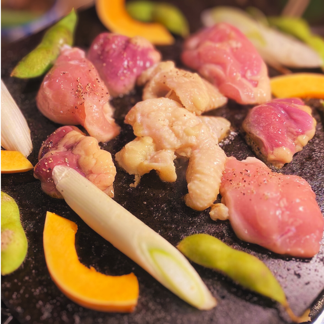 溶岩焼スタイル！溶岩プレートで特製の麹ソースに漬け込んだお肉