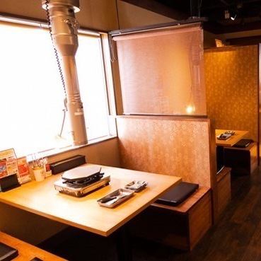 ゆったりくつろげる落ち着いた雰囲気の店内◎