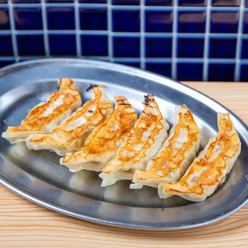 ●中から溢れる肉汁がジューシー！かっちゃん自慢の焼き餃子　200円～