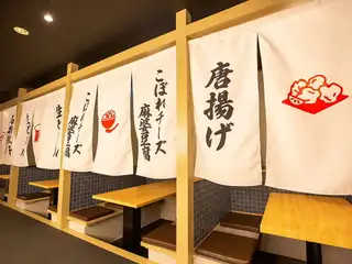 內部採用明亮的木紋設計。在充滿懷舊氣息的氛圍中，品嚐我們的招牌餃子和飲料。