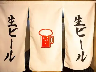 室內裝潢風格沉穩現代。我們還提供舒適的榻榻米座位！歡迎個人和團體光臨！