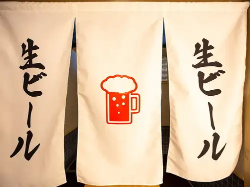室內裝潢風格沉穩現代。我們還提供舒適的榻榻米座位！歡迎個人和團體光臨！