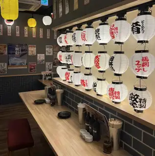 這家店距離車站只有5分鐘步行路程，超級近！無論是想快速喝一杯還是舉辦派對，這裡都是理想之選！店外醒目的霓虹燈招牌，即使在晚上也很容易找到！