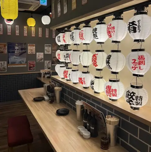這家店距離車站只有5分鐘步行路程，超級近！無論是想快速喝一杯還是舉辦派對，這裡都是理想之選！店外醒目的霓虹燈招牌，即使在晚上也很容易找到！
