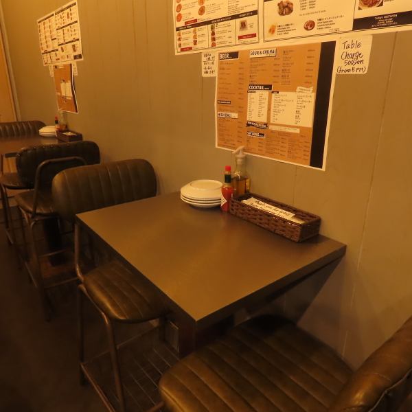 おしゃれであたたかみのある空間は、大切な方とのデートやご友人との語らいに最適です。店内には、落ち着いた雰囲気の2名様テーブル席 と、上質なカウンター席が6席 。ワインが充実 しており、ゆったりとお過ごしいただけます。豊富なパスタや窯焼きピッツァの本格的な味わいとともに、贅沢なひとときをお楽しみください。