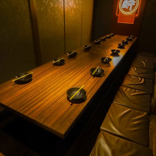 木の温もりが溢れる店内は2名様～最大130名様まで大小様々なタイプの個室席をご用意しております♪個室空間は、京都河原町駅での接待や女子会、歓迎会や送別会など各種宴会を演出致します♪テーブル席や掘りごたつタイプの個室空間はお子様連れでも安心の広々とした個室空間となっております♪