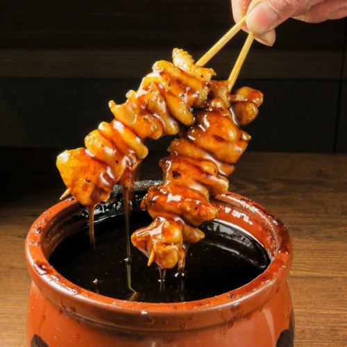 <Authentic charcoal-grilled chicken> Both the standard and popular vegetable rolls are slowly grilled over charcoal!