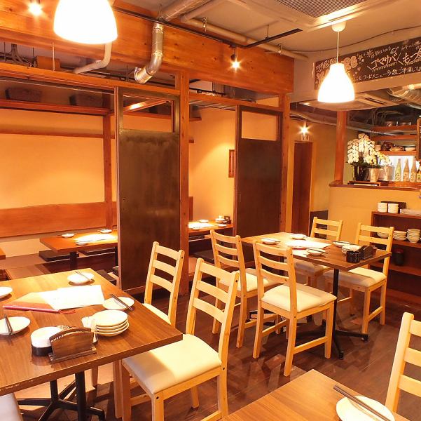 木を基調とした落ち着いた清潔感のある店内は、仕事帰りの飲み会や観光、歓送迎会、忘年会などの宴会まで様々なシーンでご利用いただけます。貸し切りでのご予約も承っておりますのでお気軽にお問い合わせくださいませ！