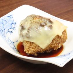美味的烤饭团，配有肉、味噌和奶酪