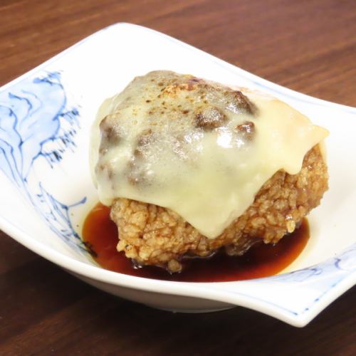 美味的烤饭团，配有肉、味噌和奶酪