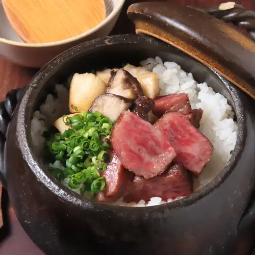 黒毛和牛ときのこの土鍋御飯