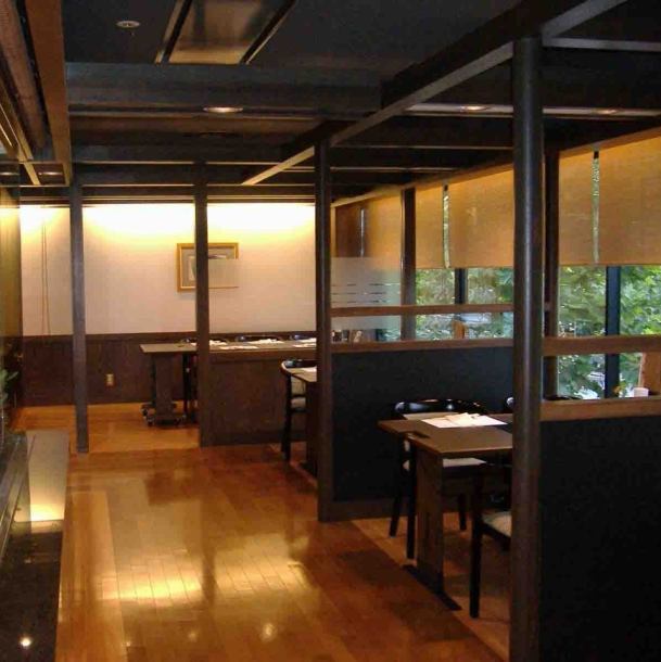 You can enjoy the table seats while looking out.The wooden structure is also calm.※ The photos are affiliated stores.