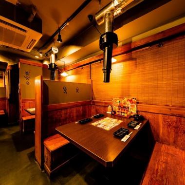 【デートや女子会に☆】余裕をもたせた席配置なので隣を気にせず、ゆっくりを食事をお楽しみ頂けます♪吸煙パイプで煙対策もバッチリ！！みんなで七輪を囲んで盛り上がろう♪♪いろいろ選べて注文楽々の食べ飲み放題もアリ★(写真系列店)