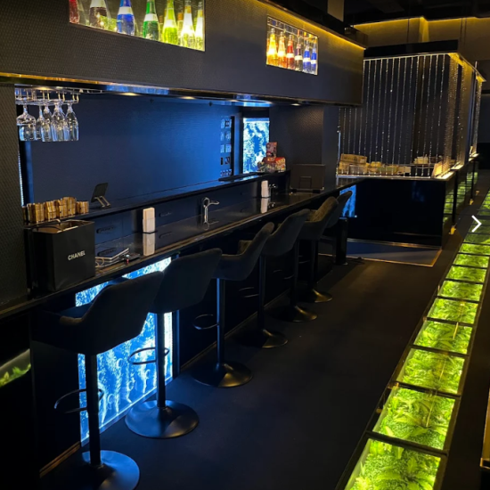 幻想的な水槽が彩る大人の隠れ家。シーシャと本格ピザで乾杯