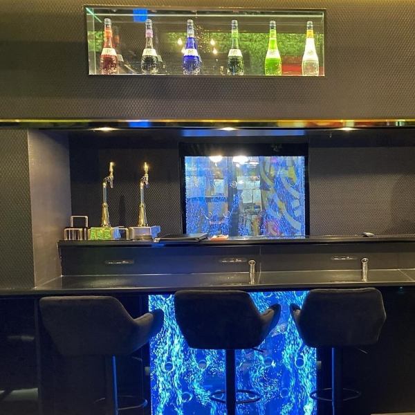 重厚感のあるカウンターなど、どこに座っても上質な居心地を感じていただける空間です。単なるバーの枠を超え、レストランとしてもラウンジとしても機能する洗練されたデザインが魅力。水槽を眺めながら癒やされるもよし、仲間と語らうもよし。非日常的な空間が、あなたの夜を特別なものにします。