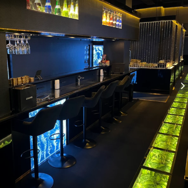 きらびやかなアクアリウムが揺らめき、壁面には鮮やかな緑が広がる。店名の通り「水と森」をテーマにした店内は、都会の喧騒を忘れさせる神秘的な空気に満ちています。シックな色調でまとめられたインテリアが、大人のラグジュアリーな夜を演出。日常を離れ、幻想的な世界観の中でゆっくりとお酒やお食事をご堪能ください。