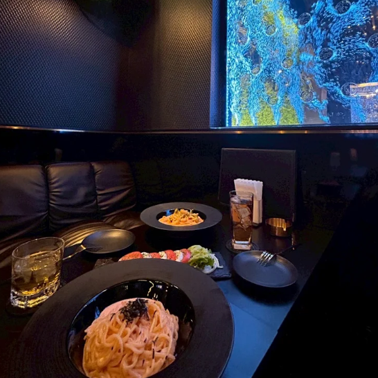 落ち着いたライティングが心地よい店内は、大切な人との時間を邪魔しないラグジュアリーな雰囲気。賑やかな宴会から静かなデートまで、周囲を気にせず過ごせる工夫が随所に凝らされています。細部にまでこだわった内装が、訪れる人の満足感を高める高級感を創出。ゆったりとした時間が流れる、大人のための社交場です。