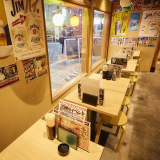 気取らず落ち着く和みの店内…ワイワイと飲み会を楽しみたいお客様におすすめのテーブルを多数完備しています！他、1名様～2名様に最適なカウンター席もありますので、少人数のお客様もフラッと気軽にご来店ください♪