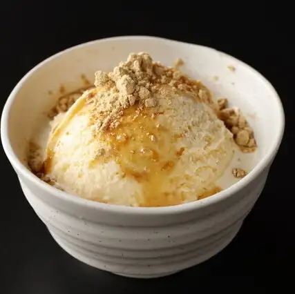 Yotteba 冰淇淋 / 雪见大福配黑糖糖浆和黄豆粉