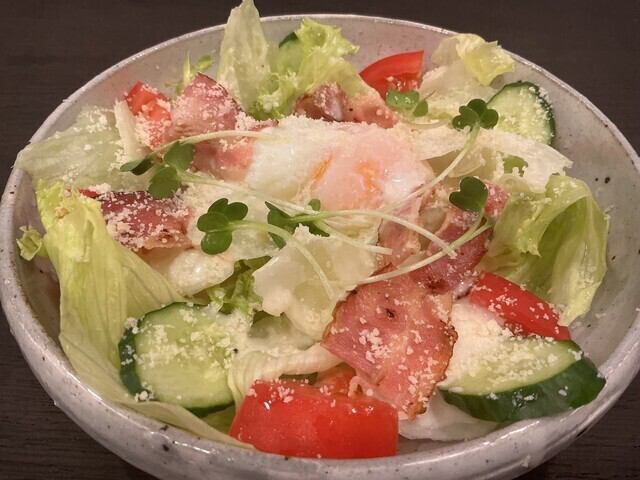 温泉たまごとベーコンシーザーサラダ